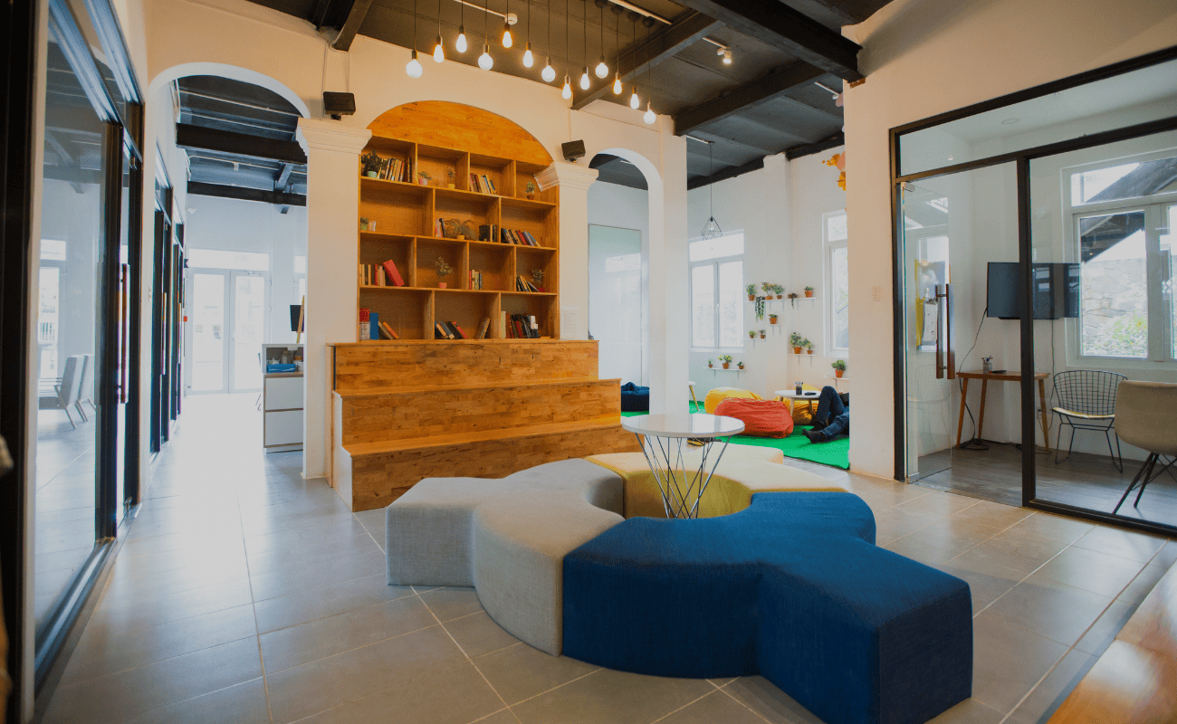 slider proyectos 3 Gestión Integral de Interiorismo y Paisajismo en un co living equipado con mobiliario dinamico