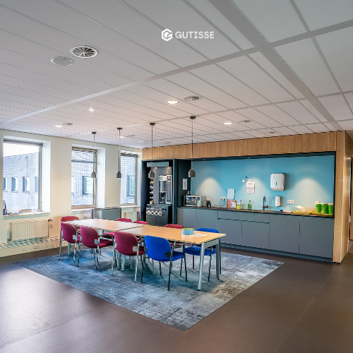 cocina de coliving equipada con mobiliario living