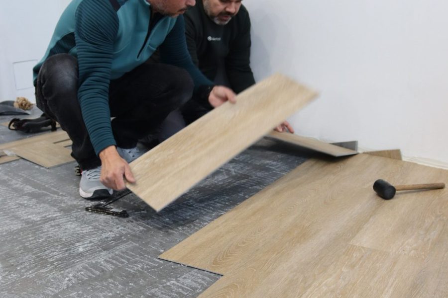 INSTALACIÓN DE PAVIMENTOS VINILICOS EN ROLLO Y SISTEMAS EN CLIC