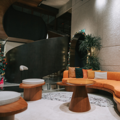 Gestión Integral de Interiorismo y Paisajismo en una recepcion de hotel equipada con mobiliario contract
