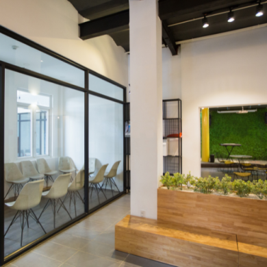 workplace equipado con mobiliario contract