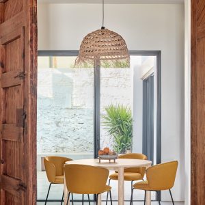 comedor con silla de diseño add de teulat