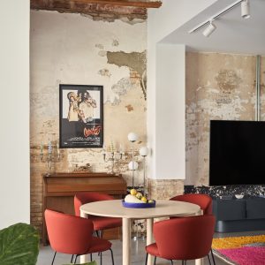 comedor con silla de diseño add de teulat