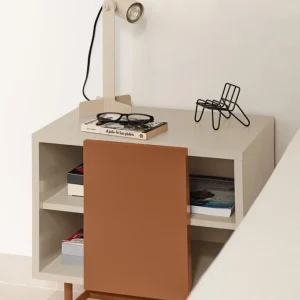 mesa de noche minimalista con almacenamiento